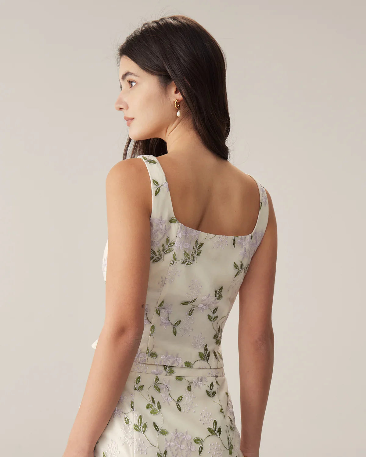Éléna Débardeur Beige Brodé à Motif Floral et Coupe Ajustée au Style Élégant