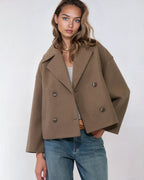 Clémence Veste Femme – Coupe Courte Croisée, Revers Larges & Style Élégant
